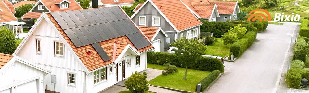 hus med solpaneler på tak
