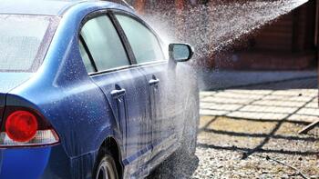 Bild: Biltvätt på garageuppfart